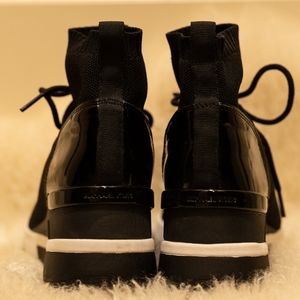 Michael Kors Hightop Skylar Knit Sneakers size 9